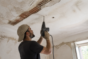 Plafond en briquette : percer, fixer et réparer sans casse