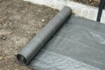 Toile de paillage : stoppez les mauvaises herbes durablement