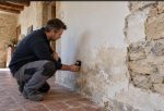 Rénovation d’une maison ancienne : ces travaux « modernes » qui piègent l’humidité dans les murs