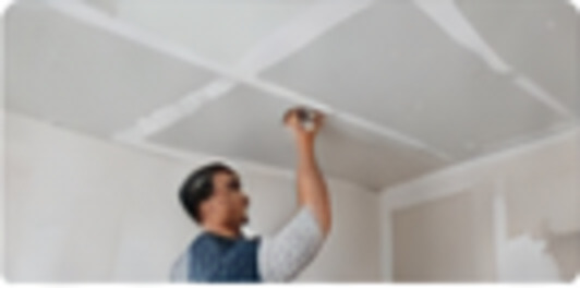 Plaquiste posant un plafond