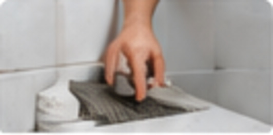 Carreleur posant du carrelage
