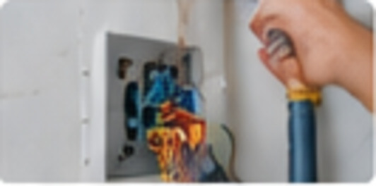 Électricien sur un tableau électrique