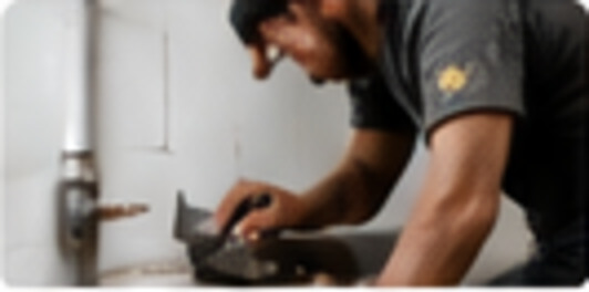 Plombier au travail