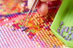 De la toile vierge à l’œuvre détaillée : magie de la broderie diamant